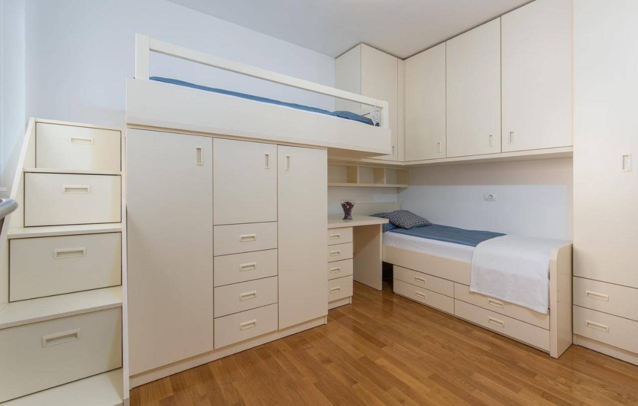 Apartment Melarnian Near The Beach In Umag Exteriör bild
