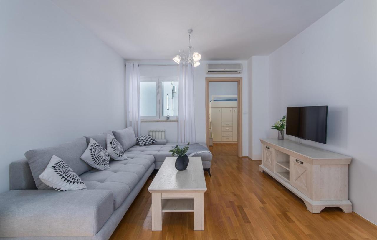Apartment Melarnian Near The Beach In Umag Exteriör bild