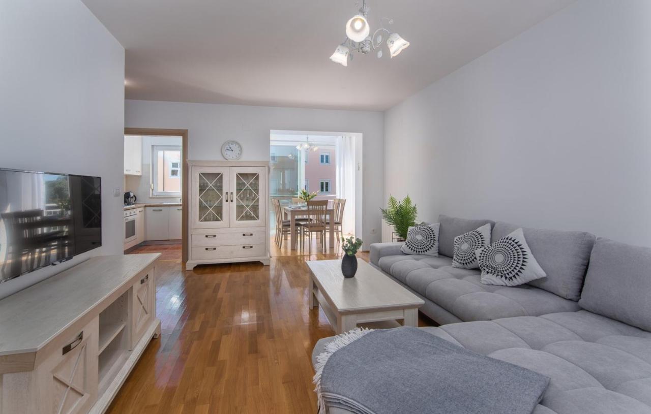 Apartment Melarnian Near The Beach In Umag Exteriör bild