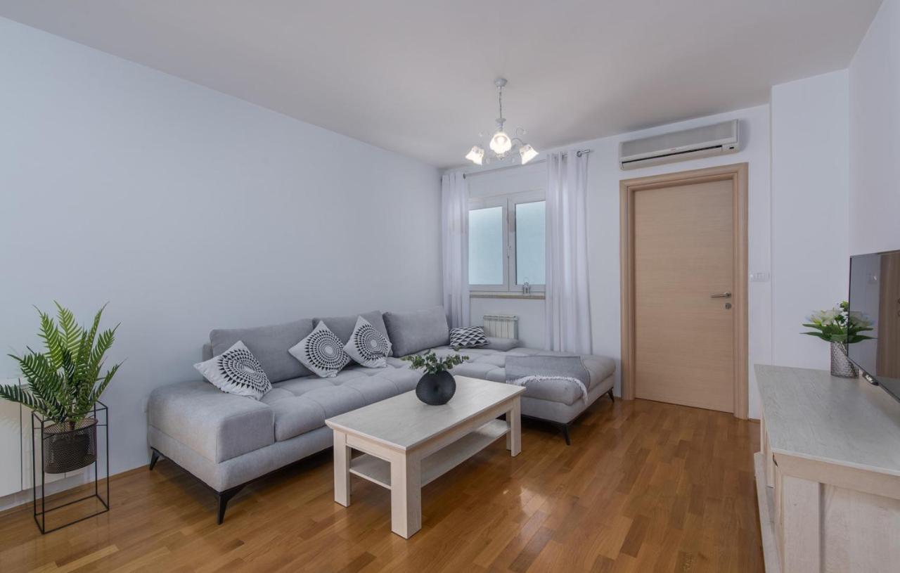 Apartment Melarnian Near The Beach In Umag Exteriör bild